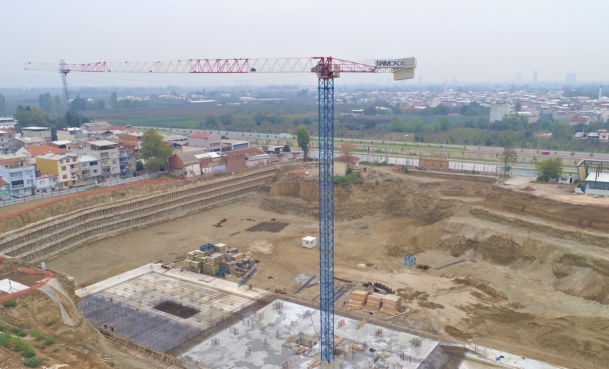 Akem Group Erects First Of Six Raimondi Topless Tower Cranes In Bursa