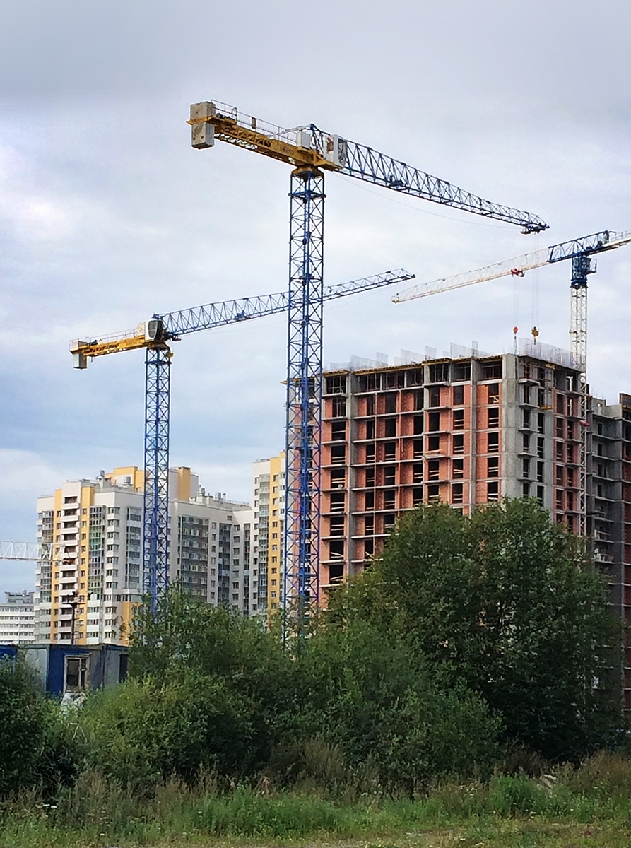 The erection of the crane to a height of 46 meters took two days. At a later stage, both cranes will climb to a height of 66 meters, complete with Raimondi climbing cage.